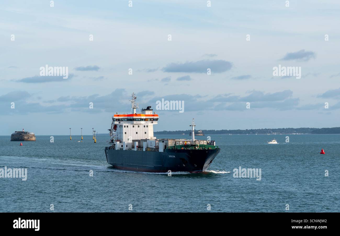 Portsmouth England Großbritannien. 07.09.2025. MV Arrow Frachtschiff mit Deckkarre von Anhängern, die nach Portsmouth Harbour im Süden Englands im Vereinigten Königreich eintreffen. Stockfoto