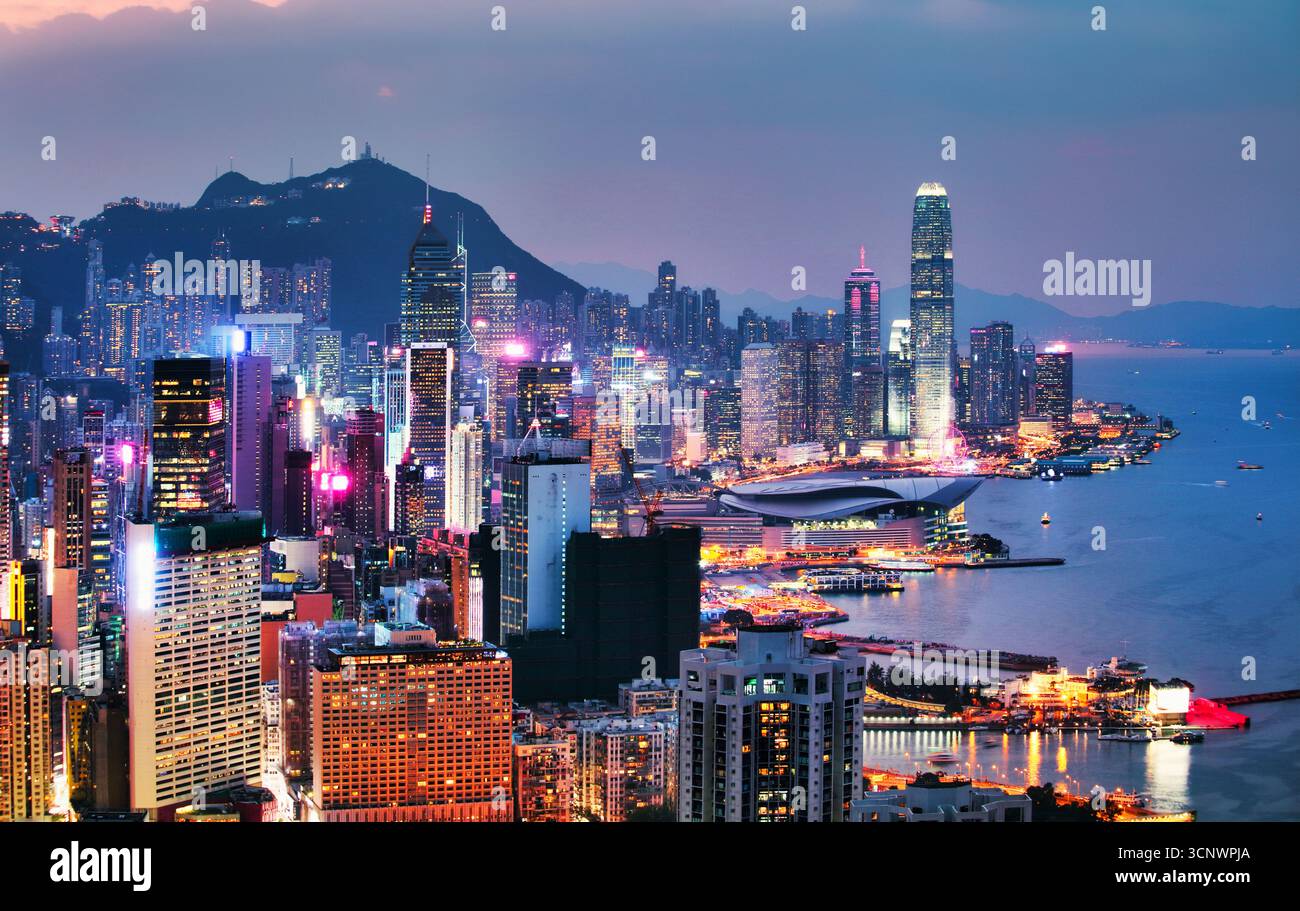 Nachtansicht der Hong Kong Skyline mit Reflexionen am Victoria Harbour Stockfoto