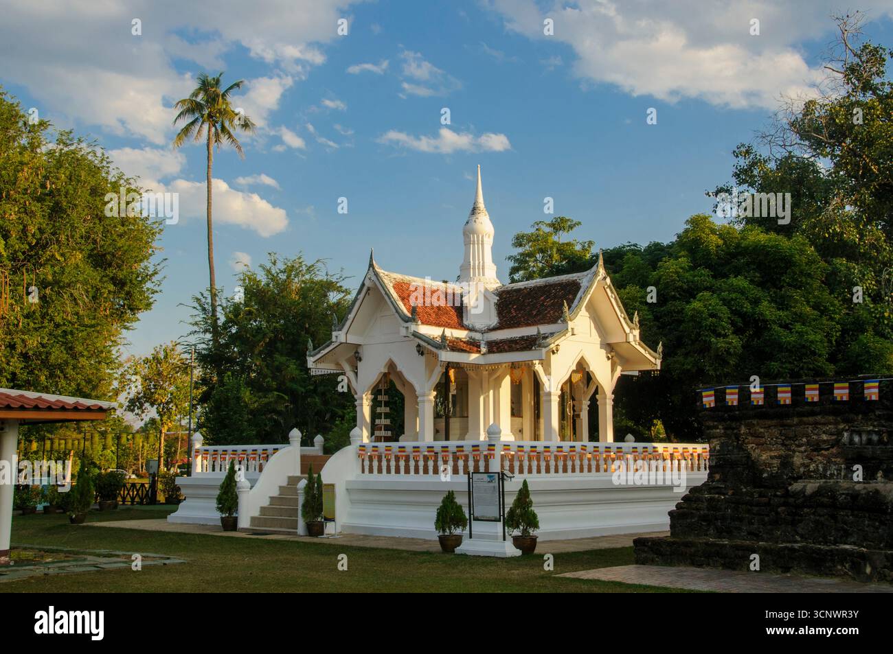 Thailand: Ein Pavillon (Sala) auf dem Gelände des Wat Trapang Thong Luang (Tempel des Goldenen Sees), Sukhothai Historical Park. Sukhothai, was wörtlich „Morgenröte des Glücks“ bedeutet, war die Hauptstadt des Königreichs Sukhothai und wurde 1238 gegründet. Es war die Hauptstadt des Thailändischen Reiches für etwa 140 Jahre. Stockfoto