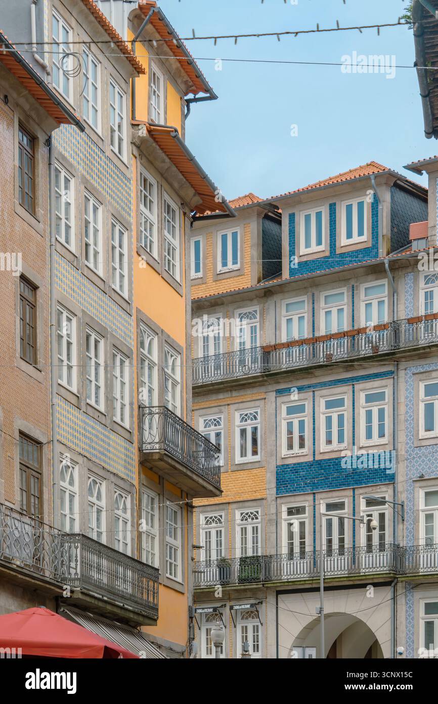Traditionelle Gebäude Mit Azulejo-Fliesen In Der Innenstadt Von Porto, Portugal. Malerische portugiesische Architektur, historisches Stadtzentrum, dekorative Fliesen Stockfoto