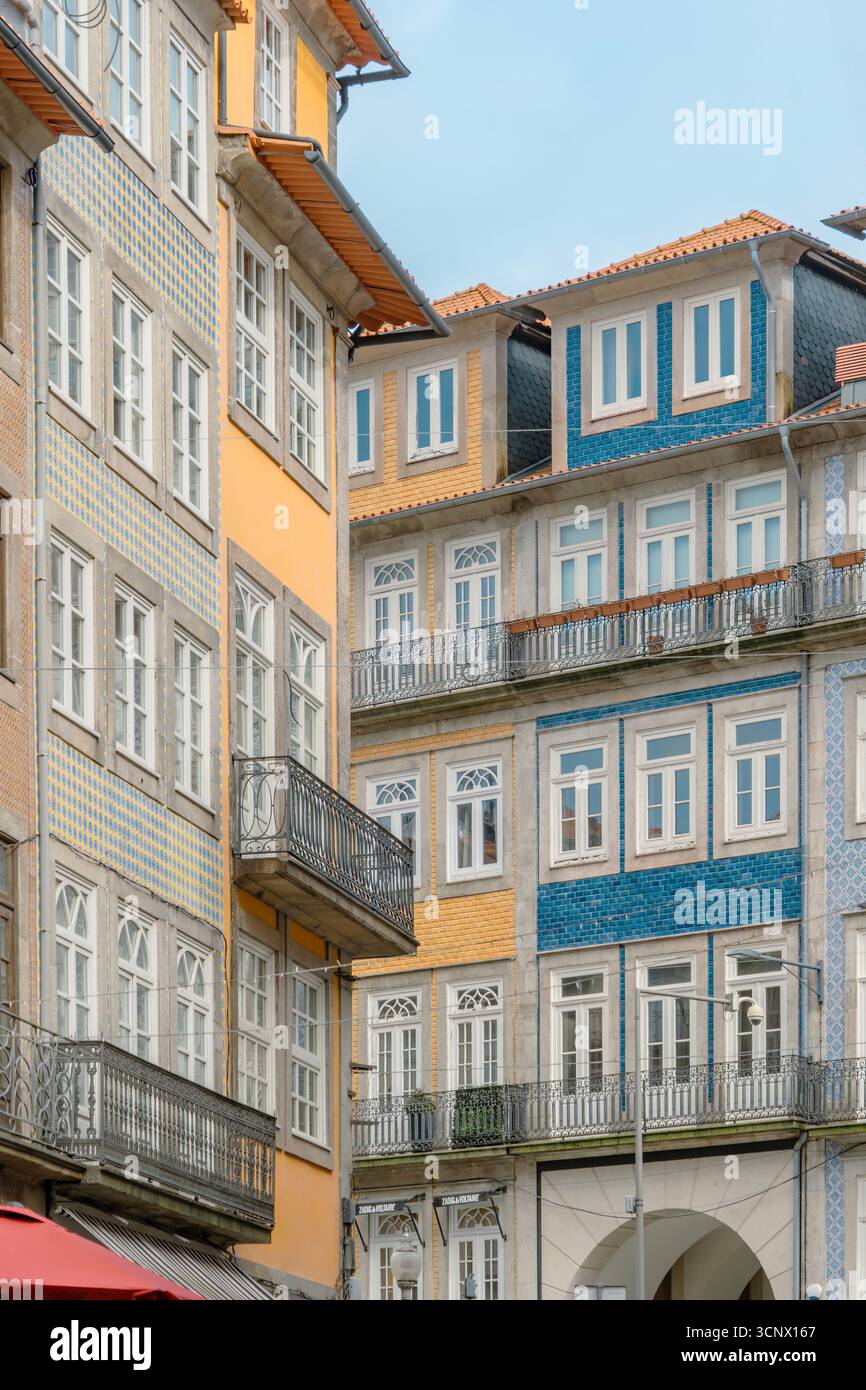 Blick auf die traditionellen Gebäude im historischen Stadtzentrum von Porto, Portugal, mit den berühmten portugiesischen Azulejo-Fliesen. Die farbenfrohen Fassaden Stockfoto