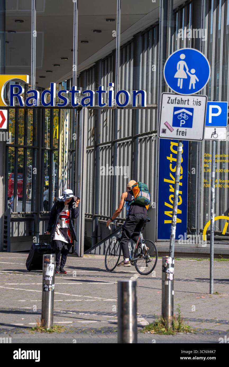 Radfahren in Münster, großer Fahrradparkplatz vor dem Münster Hauptbahnhof, Fahrradstation, Fahrradparkhaus, Nordrhein-Westfalen, G Stockfoto