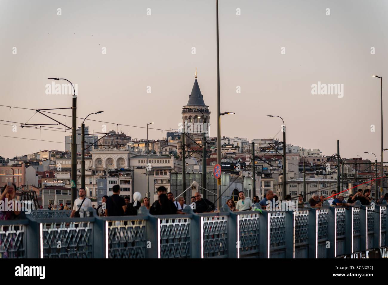 Galatenturm bei Sonnenuntergang, Istanbul, Turkiye Stockfoto