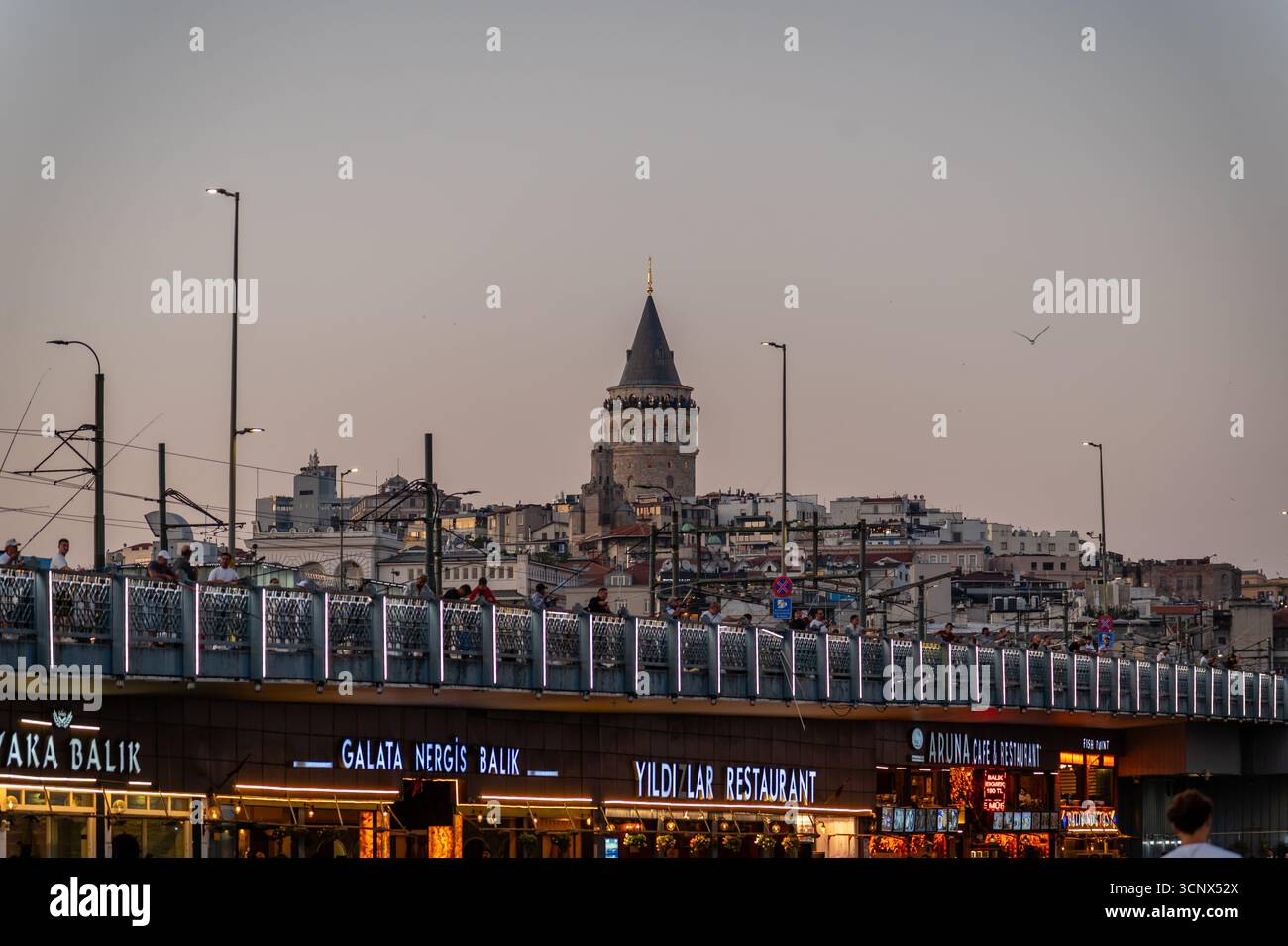 Galata-Turm und Galata-Brücke bei Sonnenuntergang, Istanbul, Turkiye Stockfoto