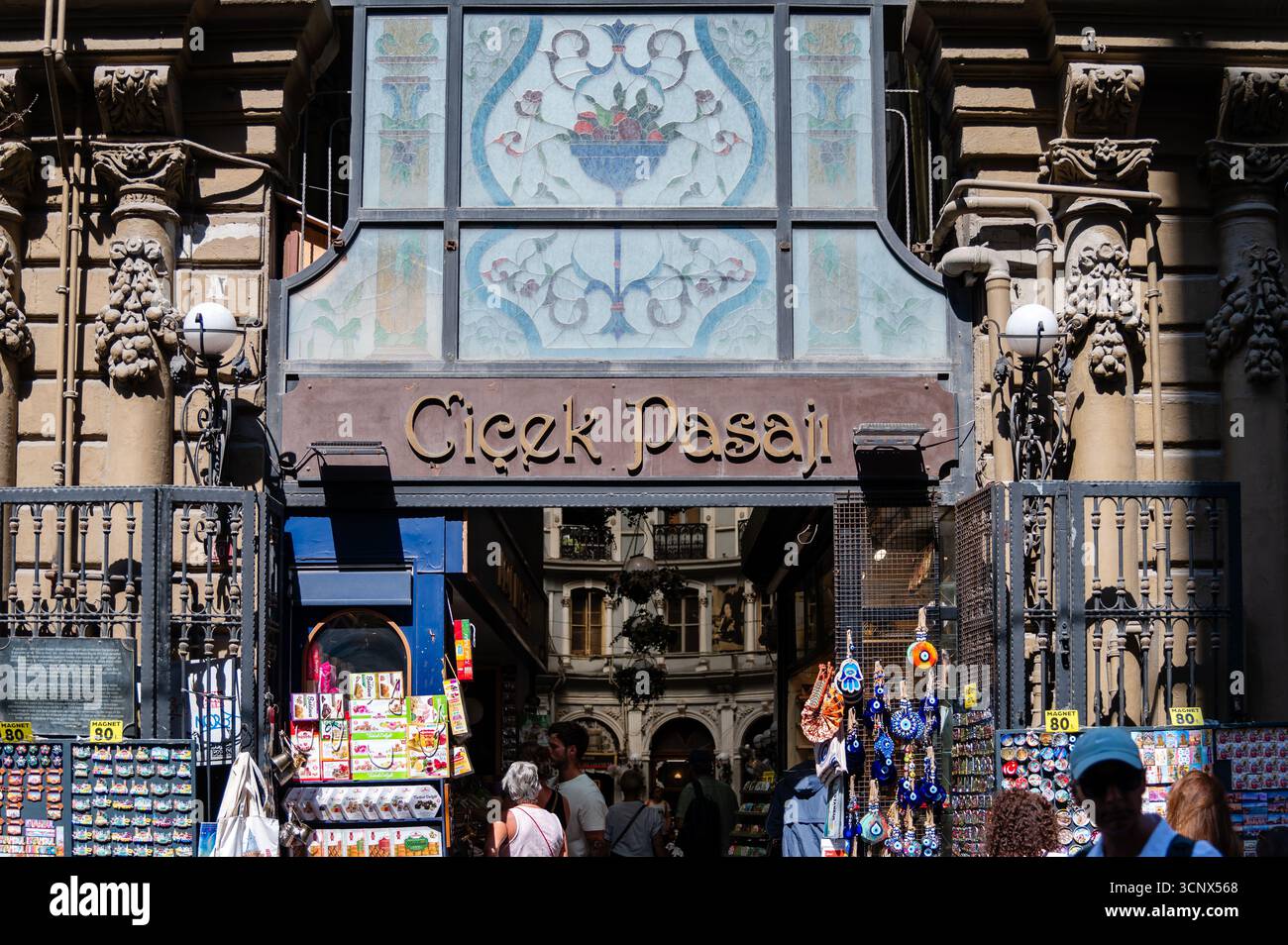 Cicek Pasaji vor Istiklal Caddesi, Beyoglu, Istanbul, Türkei, Istanbul, Turkiye Stockfoto