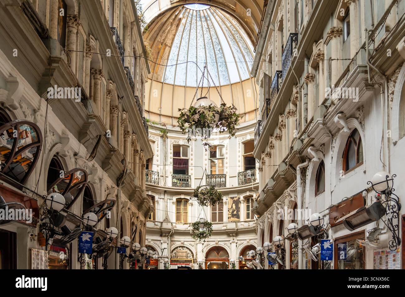 Cicek Pasaji vor Istiklal Caddesi, Beyoglu, Istanbul, Türkei, Istanbul, Turkiye Stockfoto