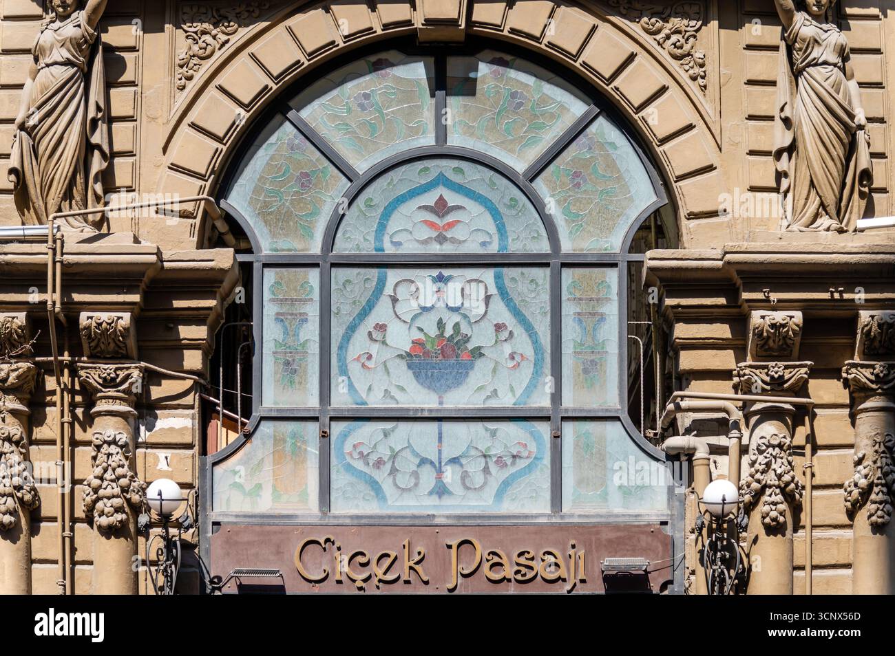 Cicek Pasaji vor Istiklal Caddesi, Beyoglu, Istanbul, Türkei, Istanbul, Turkiye Stockfoto