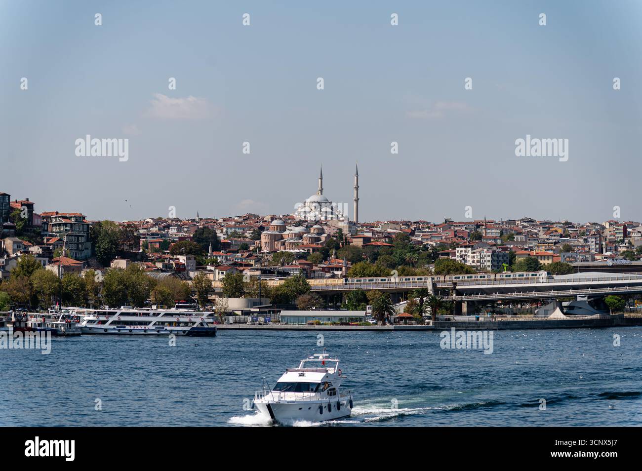 Blick über den Bosporus, Istanbul, Turkiye Stockfoto