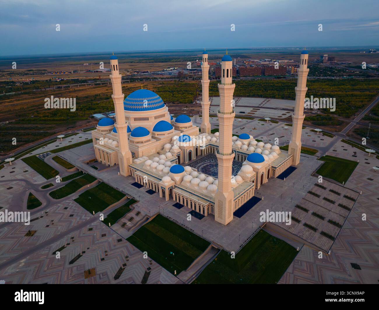 Majestätisch mit ihren cremefarbenen Wänden, blauen Kuppeln und riesigen Minaretten, Astana, Astana, Astana, Kasachsta Stockfoto