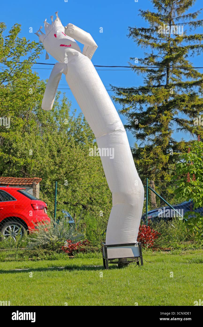 White Air Dancer bei Grass in Garden Funny Party Frühlingstag Stockfoto
