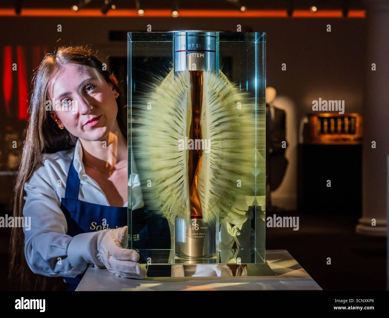 London, Großbritannien. September 2025. Der älteste Port Ellen Single Malt Scotch Whisky, der von der Destillerie veröffentlicht wurde. Präsentiert in einer 1,5-Liter-Kristalldekanter, umhüllt von einer Glasskulptur des Künstlers Wilfried Grootens, Est £ 150.000-300.000 - Eine Vorschau auf die dritte Ausgabe von The Distillers' One of One Auktion von ultra-seltenem Whisky in Sothebys, London. Mit 39 einmaligen Losen, die von Scotch Whisky Destilleries gespendet wurden. Die Erlöse kommen der Destillers' Charity und dem Youth Action Fund zugute, wobei seit der ersten Auktion im Jahr 2021 4,3 Mio. £ gesammelt wurden. Die Auktion findet am 10. Oktober 2025 im Hopetoun House in der Nähe von Edinburgh statt. Credi Stockfoto