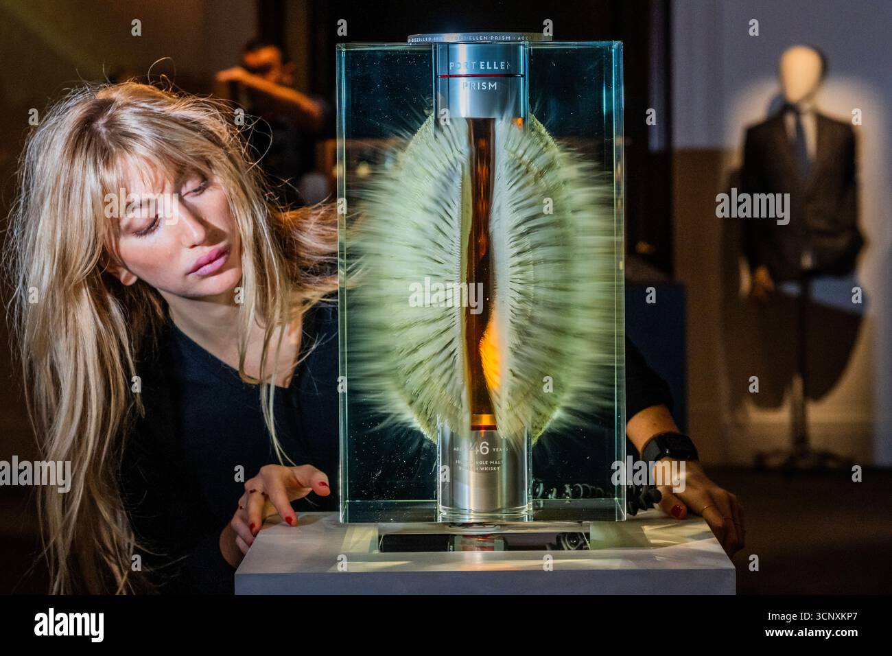 London, Großbritannien. September 2025. Der älteste Port Ellen Single Malt Scotch Whisky, der von der Destillerie veröffentlicht wurde. Präsentiert in einer 1,5-Liter-Kristalldekanter, umhüllt von einer Glasskulptur des Künstlers Wilfried Grootens, Est £ 150.000-300.000 - Eine Vorschau auf die dritte Ausgabe von The Distillers' One of One Auktion von ultra-seltenem Whisky in Sothebys, London. Mit 39 einmaligen Losen, die von Scotch Whisky Destilleries gespendet wurden. Die Erlöse kommen der Destillers' Charity und dem Youth Action Fund zugute, wobei seit der ersten Auktion im Jahr 2021 4,3 Mio. £ gesammelt wurden. Die Auktion findet am 10. Oktober 2025 im Hopetoun House in der Nähe von Edinburgh statt. Credi Stockfoto