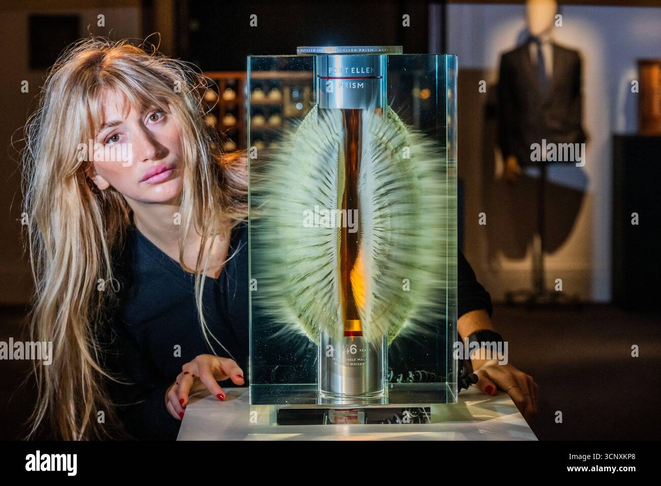 London, Großbritannien. September 2025. Der älteste Port Ellen Single Malt Scotch Whisky, der von der Destillerie veröffentlicht wurde. Präsentiert in einer 1,5-Liter-Kristalldekanter, umhüllt von einer Glasskulptur des Künstlers Wilfried Grootens, Est £ 150.000-300.000 - Eine Vorschau auf die dritte Ausgabe von The Distillers' One of One Auktion von ultra-seltenem Whisky in Sothebys, London. Mit 39 einmaligen Losen, die von Scotch Whisky Destilleries gespendet wurden. Die Erlöse kommen der Destillers' Charity und dem Youth Action Fund zugute, wobei seit der ersten Auktion im Jahr 2021 4,3 Mio. £ gesammelt wurden. Die Auktion findet am 10. Oktober 2025 im Hopetoun House in der Nähe von Edinburgh statt. Credi Stockfoto