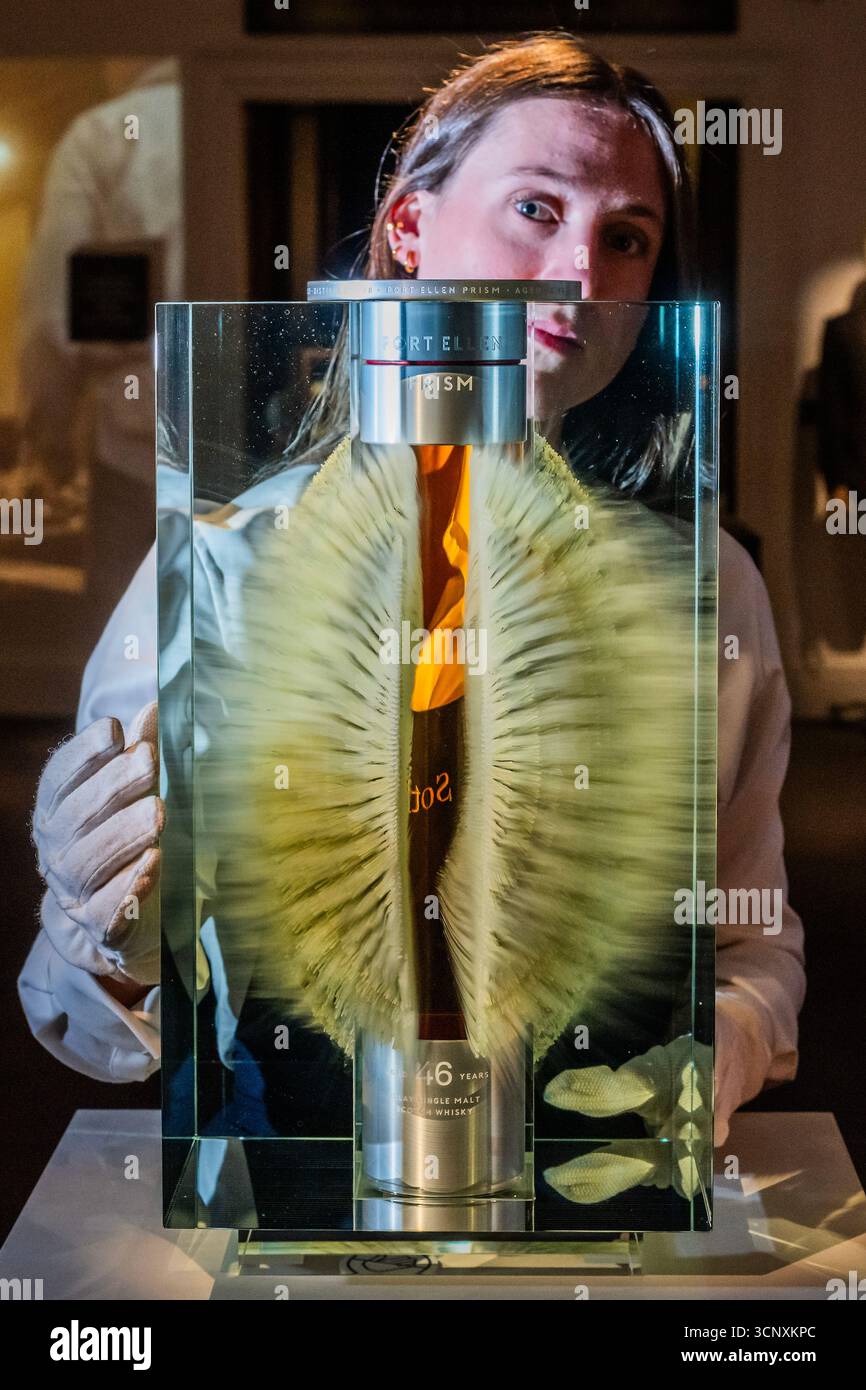 London, Großbritannien. September 2025. Der älteste Port Ellen Single Malt Scotch Whisky, der von der Destillerie veröffentlicht wurde. Präsentiert in einer 1,5-Liter-Kristalldekanter, umhüllt von einer Glasskulptur des Künstlers Wilfried Grootens, Est £ 150.000-300.000 - Eine Vorschau auf die dritte Ausgabe von The Distillers' One of One Auktion von ultra-seltenem Whisky in Sothebys, London. Mit 39 einmaligen Losen, die von Scotch Whisky Destilleries gespendet wurden. Die Erlöse kommen der Destillers' Charity und dem Youth Action Fund zugute, wobei seit der ersten Auktion im Jahr 2021 4,3 Mio. £ gesammelt wurden. Die Auktion findet am 10. Oktober 2025 im Hopetoun House in der Nähe von Edinburgh statt. Credi Stockfoto