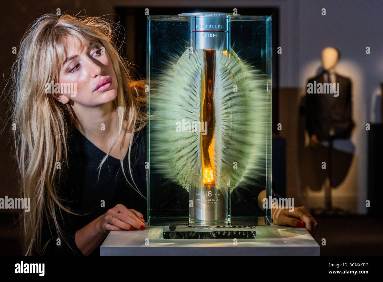 London, Großbritannien. September 2025. Der älteste Port Ellen Single Malt Scotch Whisky, der von der Destillerie veröffentlicht wurde. Präsentiert in einer 1,5-Liter-Kristalldekanter, umhüllt von einer Glasskulptur des Künstlers Wilfried Grootens, Est £ 150.000-300.000 - Eine Vorschau auf die dritte Ausgabe von The Distillers' One of One Auktion von ultra-seltenem Whisky in Sothebys, London. Mit 39 einmaligen Losen, die von Scotch Whisky Destilleries gespendet wurden. Die Erlöse kommen der Destillers' Charity und dem Youth Action Fund zugute, wobei seit der ersten Auktion im Jahr 2021 4,3 Mio. £ gesammelt wurden. Die Auktion findet am 10. Oktober 2025 im Hopetoun House in der Nähe von Edinburgh statt. Credi Stockfoto