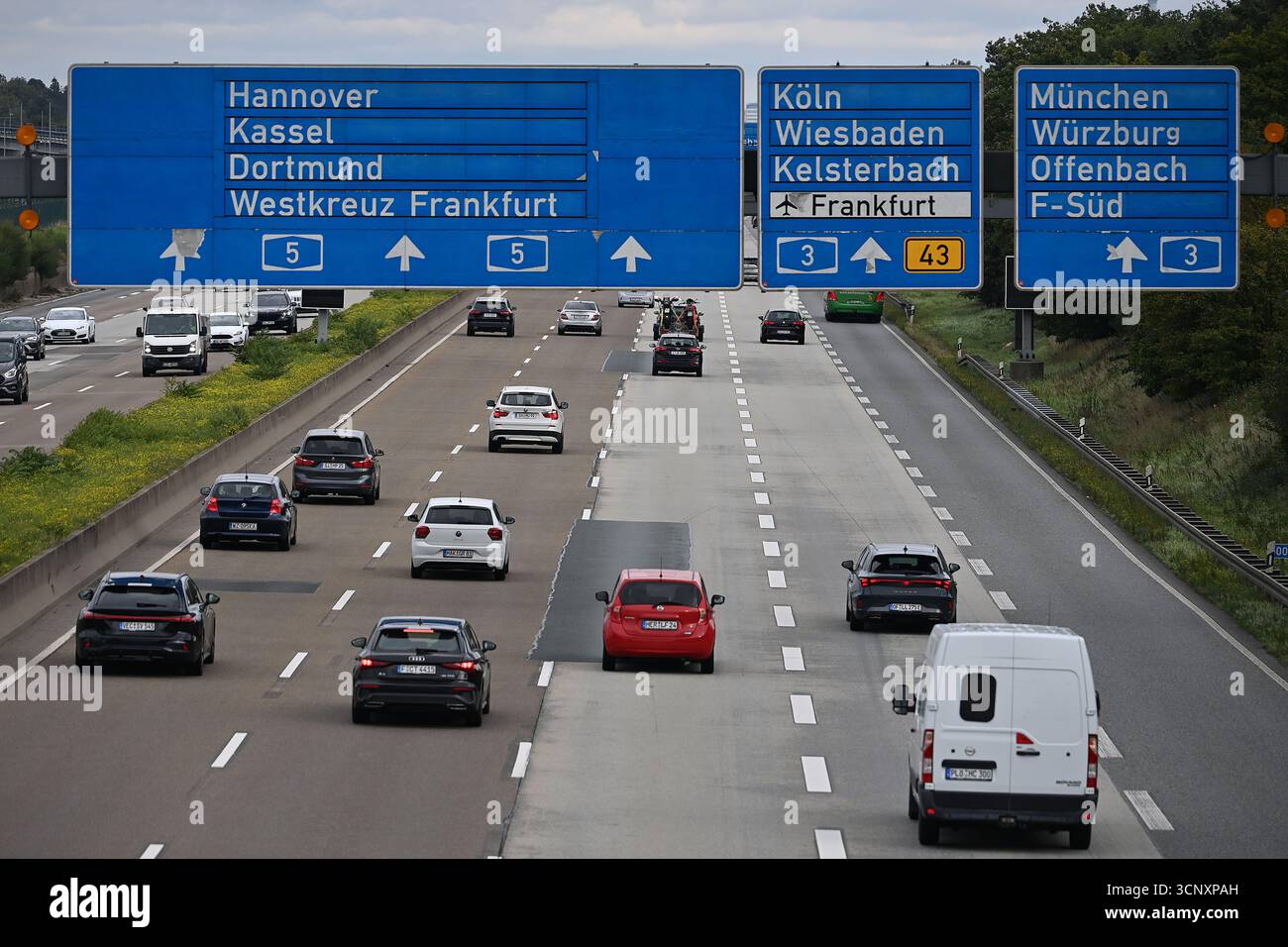 Frankfurt, Deutschland. September 2025. Fließender Verkehr auf der A5 vor dem Frankfurter Kreuz, Verkehr, Straßenverkehr? Quelle: dpa/Alamy Live News Stockfoto