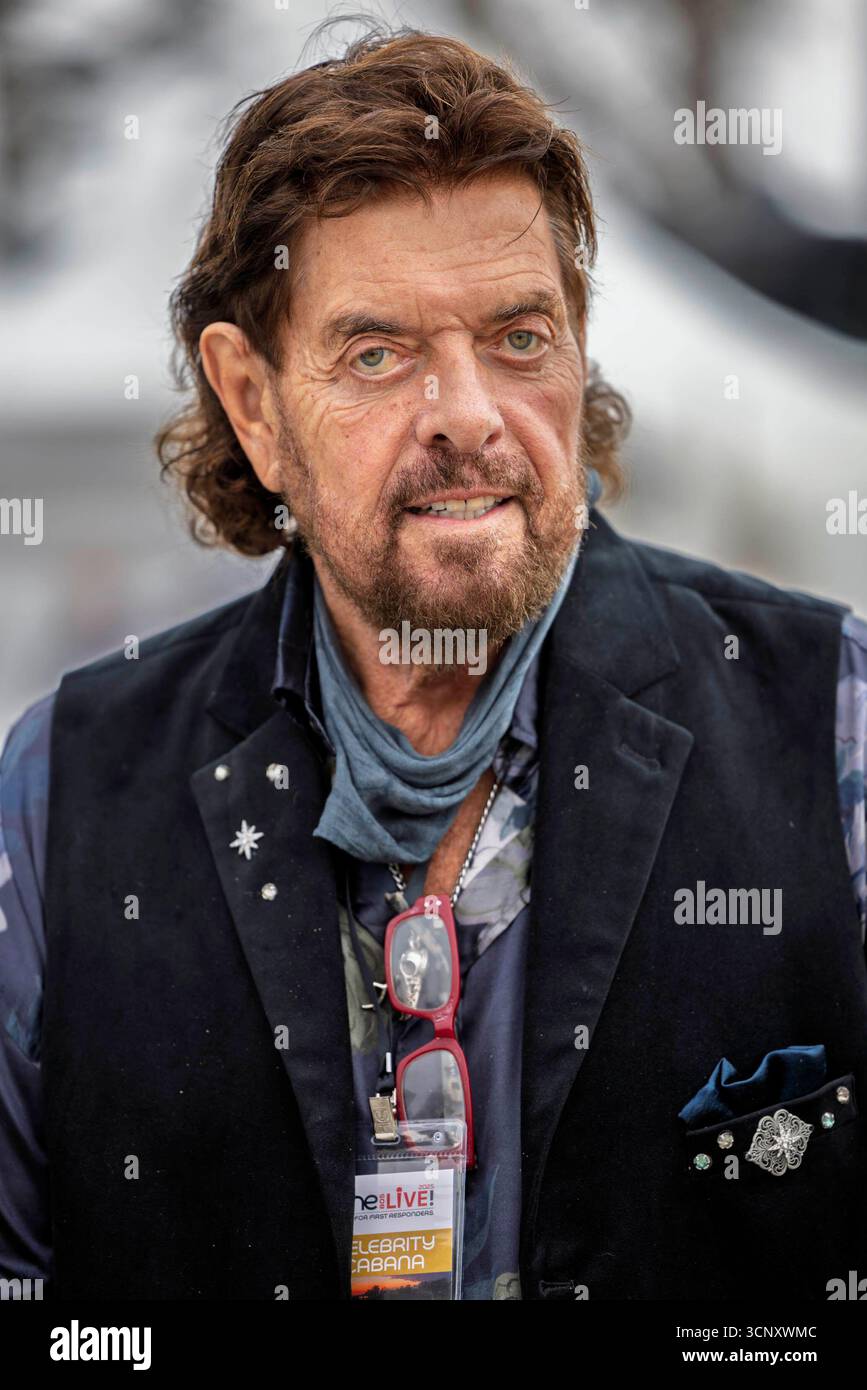 Summerland, USA. September 2025. CA: Der legendäre Musiker Alan Parsons kommt bei One805Live! Am 20. September 2025 fand in Summerland, CA. Das jährliche Benefizkonzert auf Kevin Costners „Field of Dreams“-Anwesen statt, an dem legendäre Künstler und leidenschaftliche Unterstützer teilnahmen, um Spenden für grundlegende Ausrüstung und psychische Wellness-Programme für die Ersthelfer von Santa Barbara County zu sammeln. (Foto: Rod Rolle/SIPA USA) Credit: SIPA USA/Alamy Live News Stockfoto