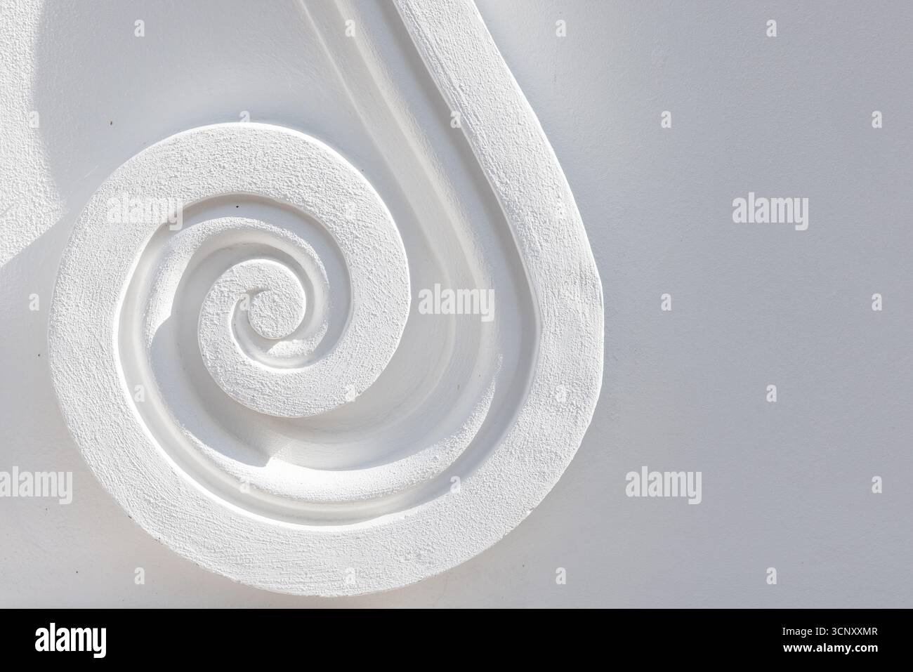 Eine Nahaufnahme einer geschnitzten weißen Spiralform mit glatten Kurven und strukturierter Oberfläche. Ideal für minimalistisches Design, klassische Architektur, Dekor, Stockfoto Eine Nahaufnahme einer geschnitzten weißen Spiralform mit glatten Kurven und strukturierter Oberfläche. Ideal für minimalistisches Design, klassische Architektur, Dekor, Stockfoto