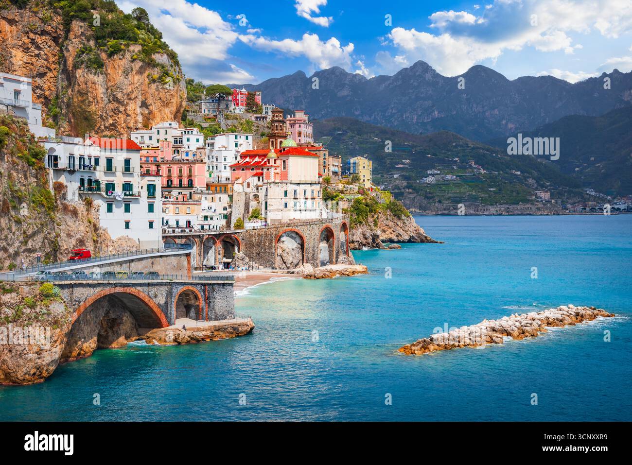 Amalfi, Italien. Atrani, kleine Stadt an der Tyrrhenischen Küste, Amalfitana Region. Stockfoto