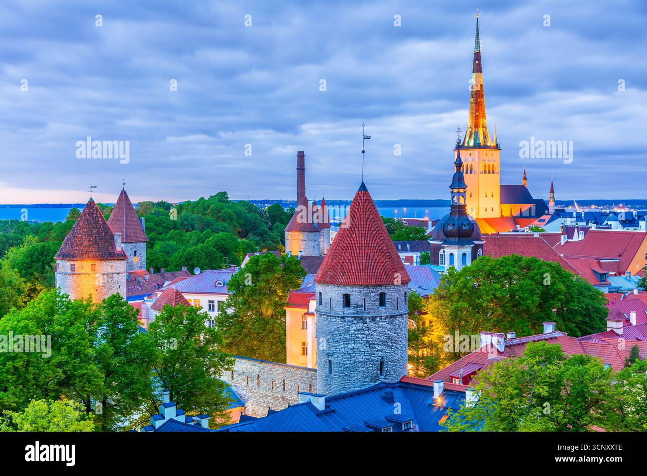 Tallinn, Estland. Panorama der mittelalterlichen Stadt mit der Kirche Saint-Nicolas, farbenfrohen Häusern und typischen Türmen Stockfoto