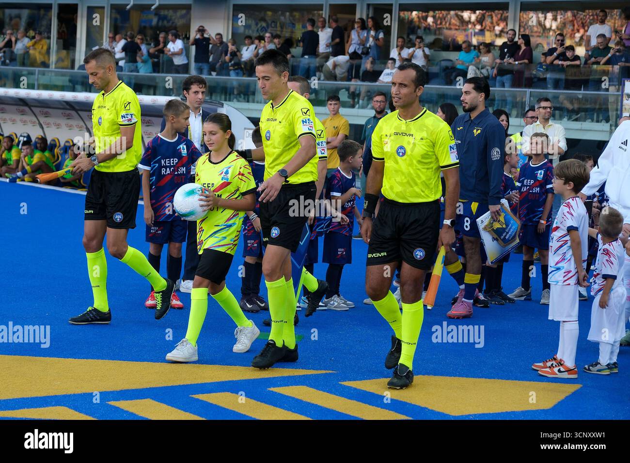 Der Schiedsrichter des Spiels, Antonio Rapuano von der Delegation von Rimini, der auf dem Spielfeld vor dem Fußballspiel zwischen Hellas Verona FC und Juventus FC, MD4, eintrat Stockfoto