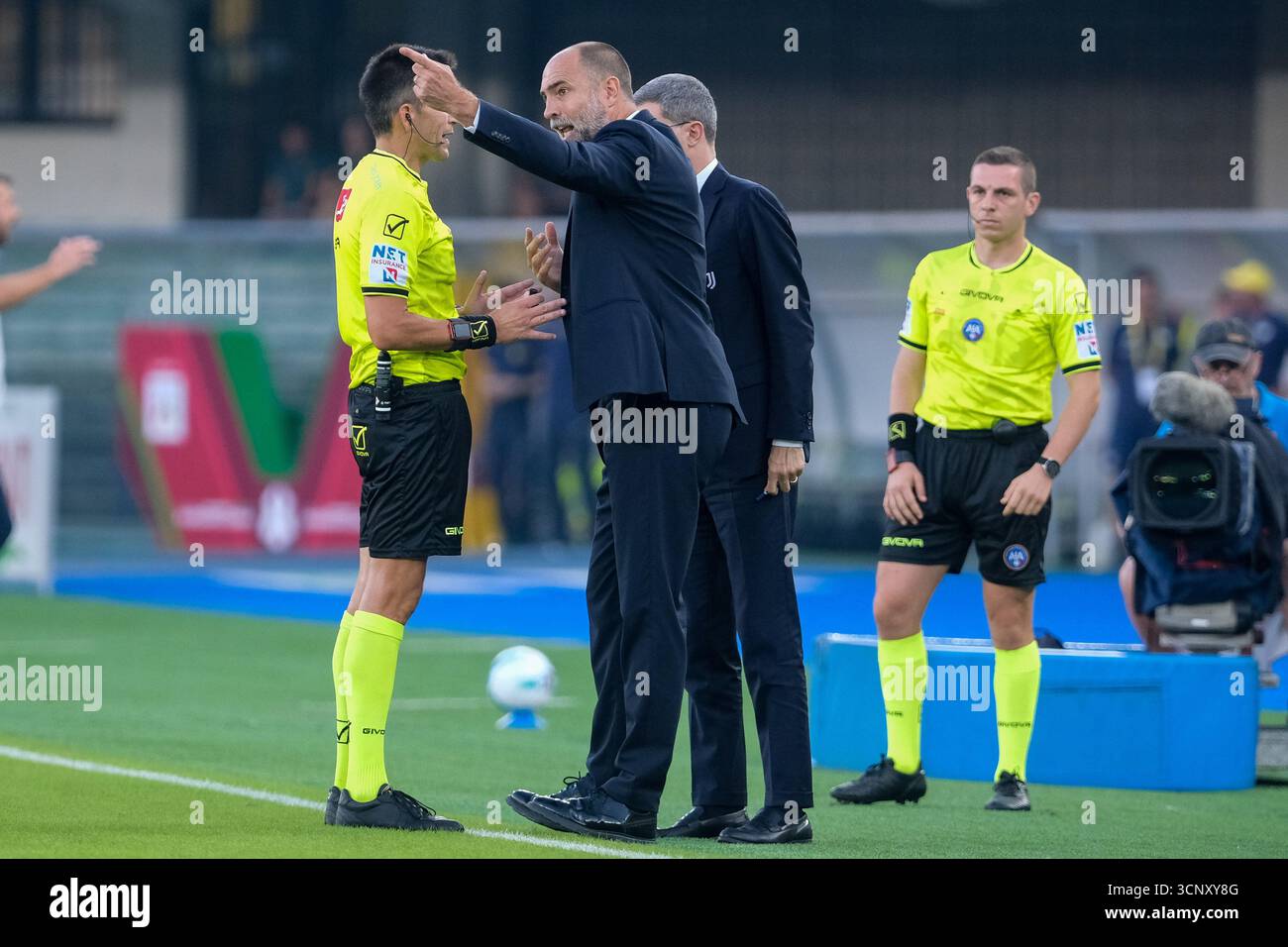Igor Tudor, Cheftrainer des FC Juventus, spricht mit dem Schiedsrichter Antonio Rapuano von der Rimini-Delegation während des Fußballspiels zwischen Hell Stockfoto