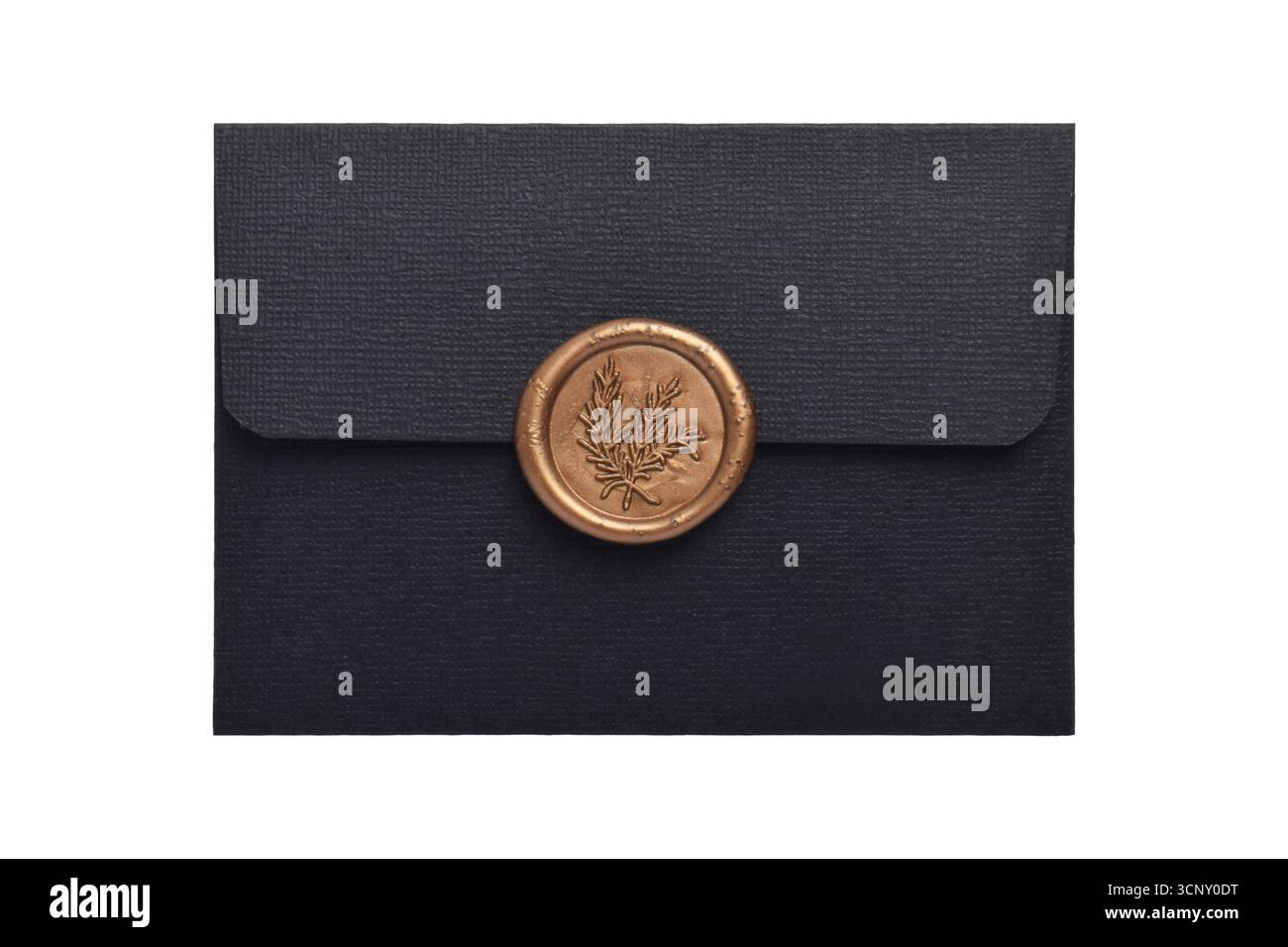 Schwarzer Umschlag mit Wachsversiegelung isoliert auf weißem Hintergrund Stockfoto