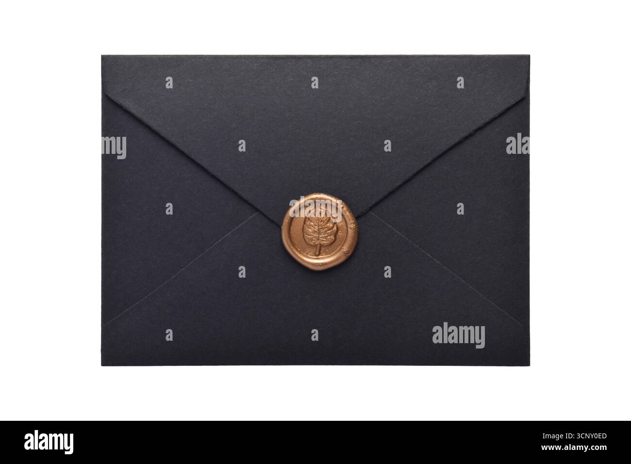 Schwarzer Umschlag mit Wachsversiegelung isoliert auf weißem Hintergrund Stockfoto