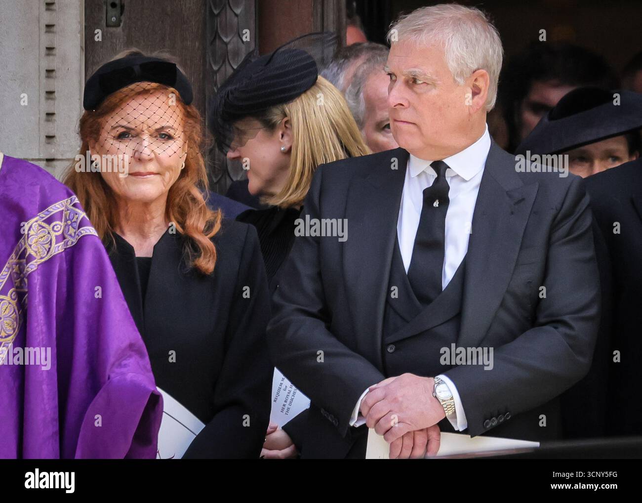 Sarah Ferguson, ehemalige Herzogin von York, und Andrew Mountbatten Windsor, früher Prinz Andrew, Beerdigung der Herzogin von Kent, London, England Stockfoto
