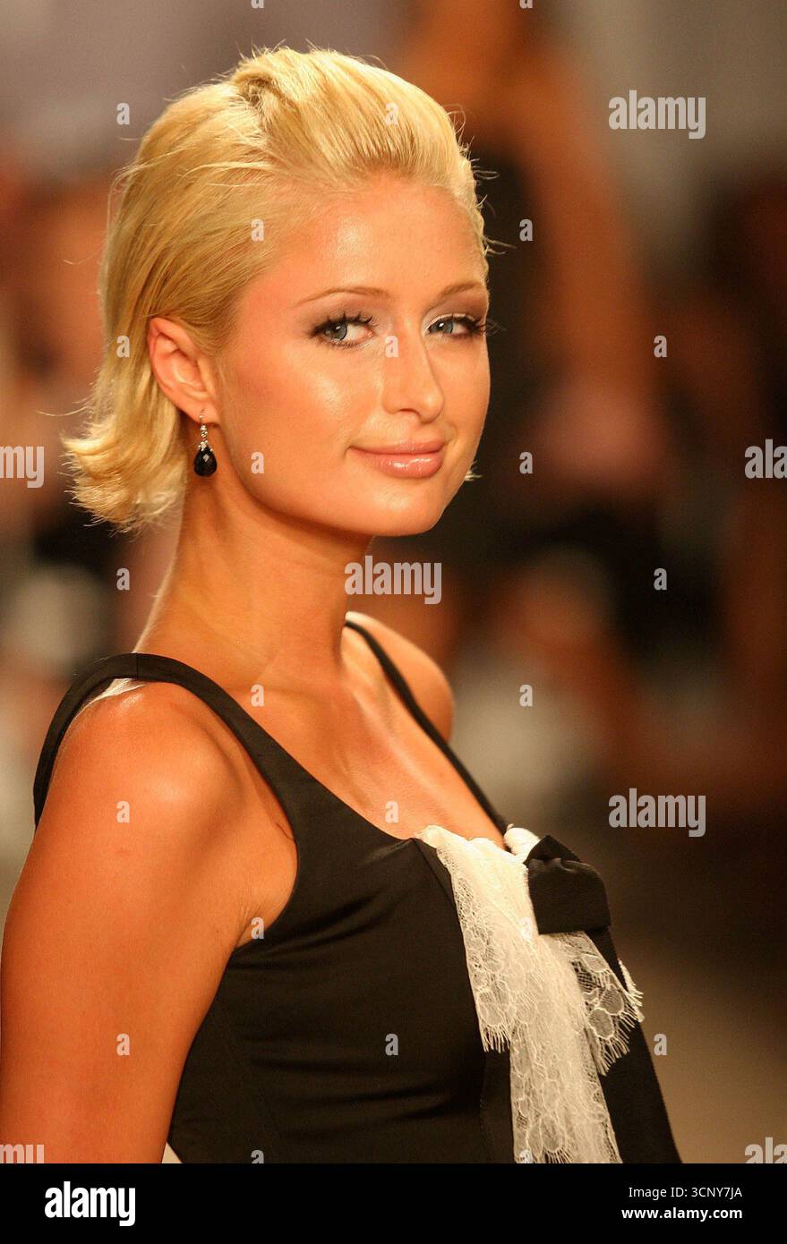 Paris Hilton bei der PlayStation Portable Spring 2006 Show in den Skylight Studios in New York City - 10. September 2005 Stockfoto