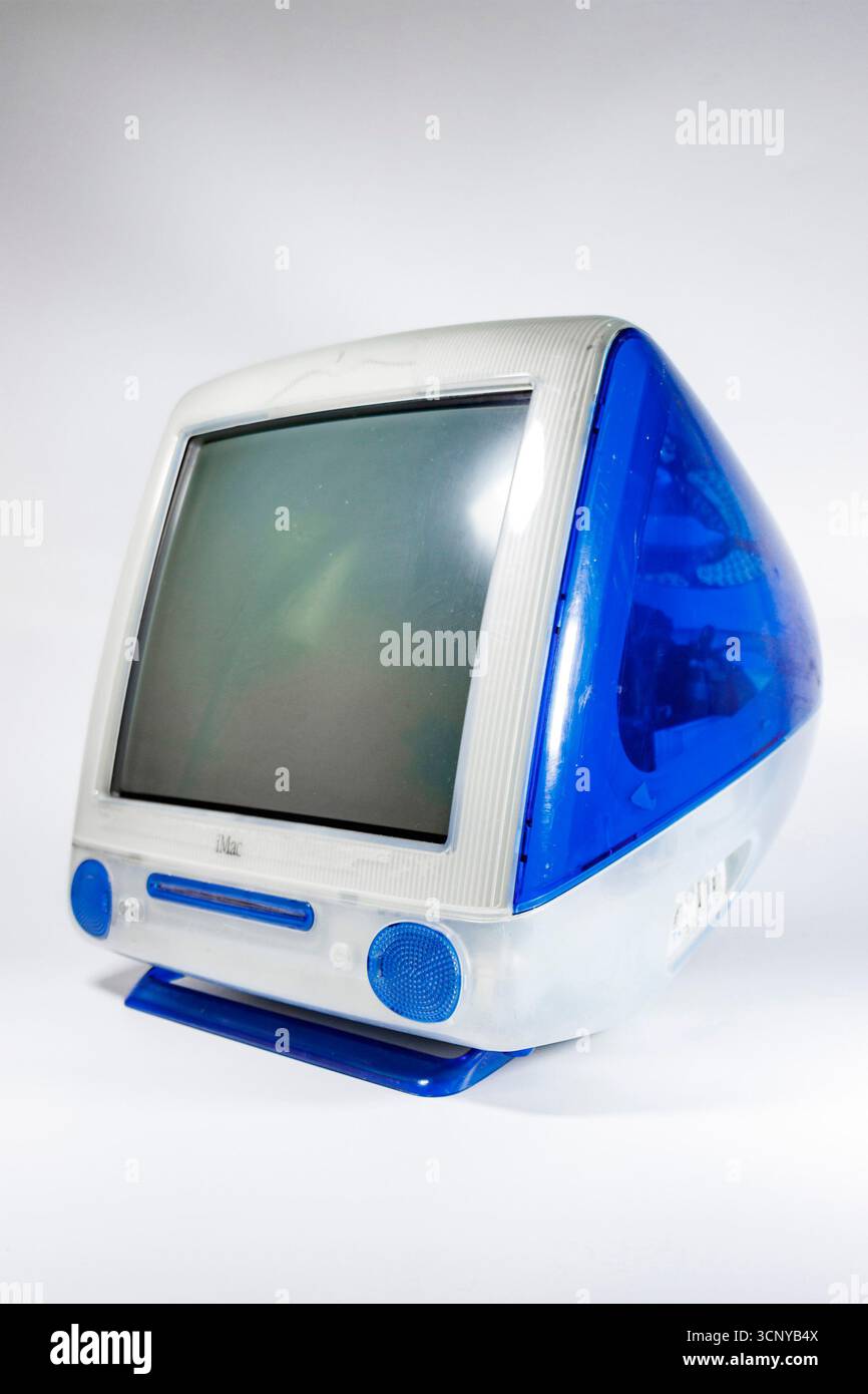 Der Apple iMac G3 PC im Retro-Stil von Bondi in Blau und weiß aus den späten 1990er Jahren vor weißem Hintergrund unterstreicht sein ikonisches Design Stockfoto