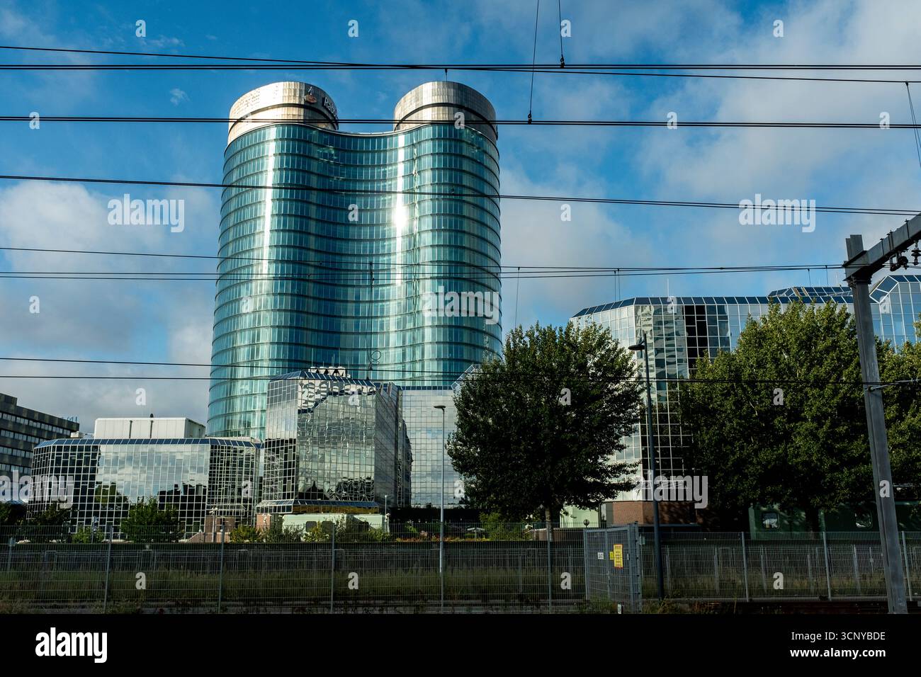 Hauptsitz und Hauptsitz der Rabobank, eines der größten Finanzinstitute und Banken in den Niederlanden, Rabobank, vom Hauptbahnhof Utrecht aus gesehen. Stockfoto