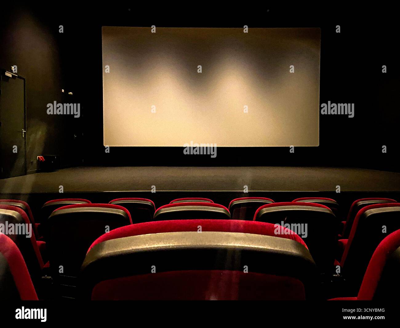 Hauptsaal des Cinnecita Cinema, einem Filmhaus in Tilburg, Niederlande. Stockfoto