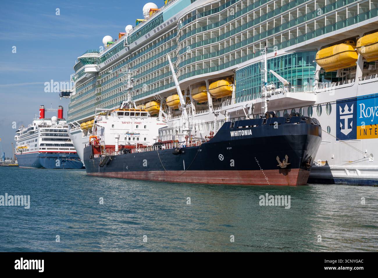 Whitonia, ein Öltanker, betankt ein Kreuzfahrtschiff mit einem anderen Kreuzfahrtschiff in der Nähe. Stockfoto