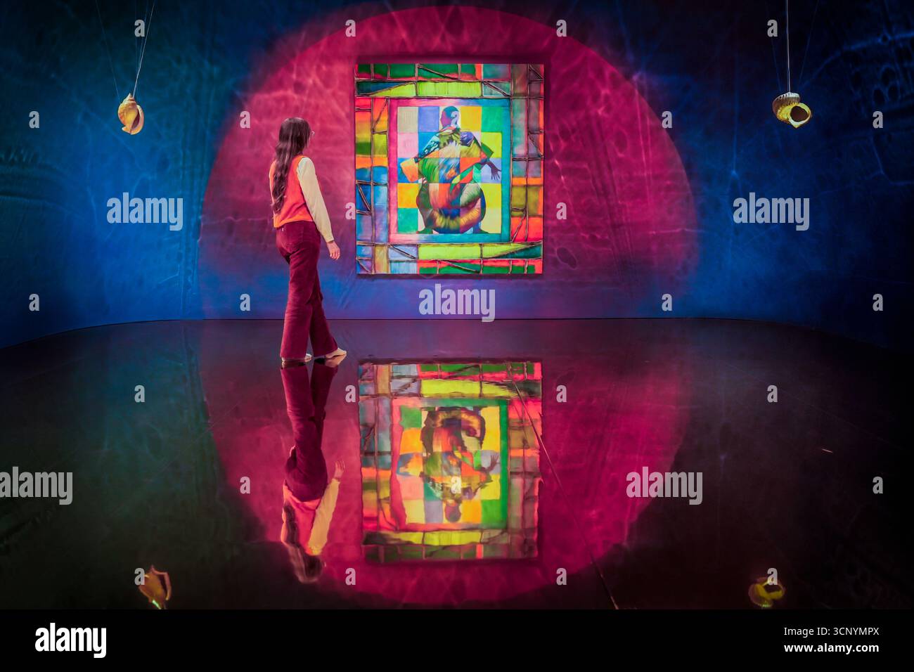 Emily Marlow sieht Arbeiten des nominierten Künstlers Zadie Xa während der Pressevorschau für den Turner Prize 2025 in der Cartwright Hall Art Gallery in Bradford. Bilddatum: Dienstag, 23. September 2025. Stockfoto