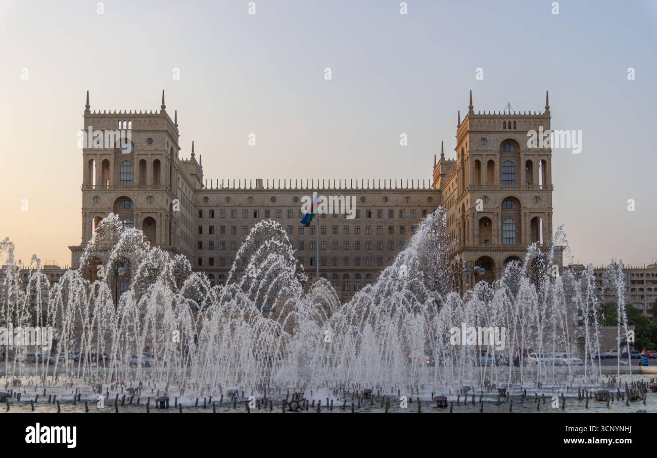 Die Brunnen Des Regierungsgebäudes Von Baku Verleihen Dem Architektonischen Glanz Stockfoto