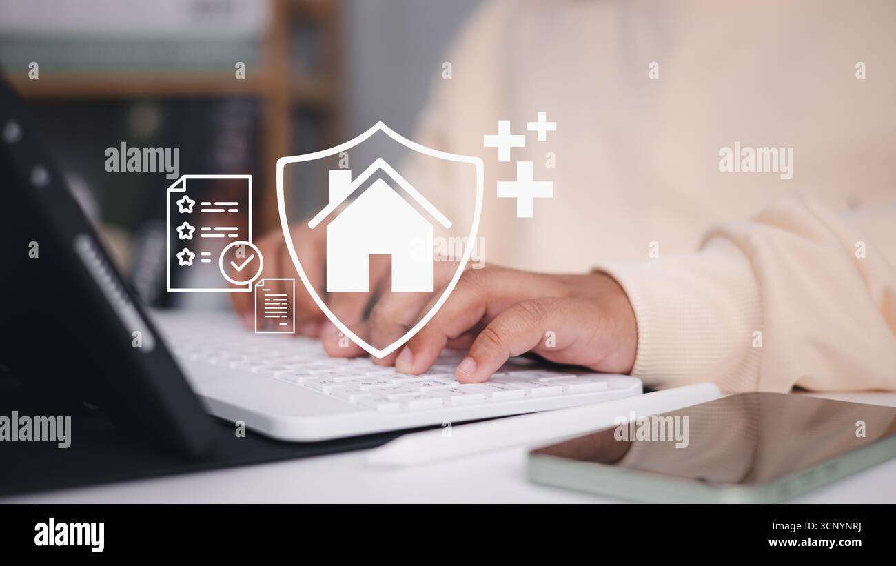 Nahaufnahme einer Person, die auf einem Laptop mit Symbol für die Hausversicherung, Sicherheitsschild, Checkliste und Policendokument, Konzept des Eigentumsschutzes, Finanzen Stockfoto Nahaufnahme einer Person, die auf einem Laptop mit Symbol für die Hausversicherung, Sicherheitsschild, Checkliste und Policendokument, Konzept des Eigentumsschutzes, Finanzen Stockfoto