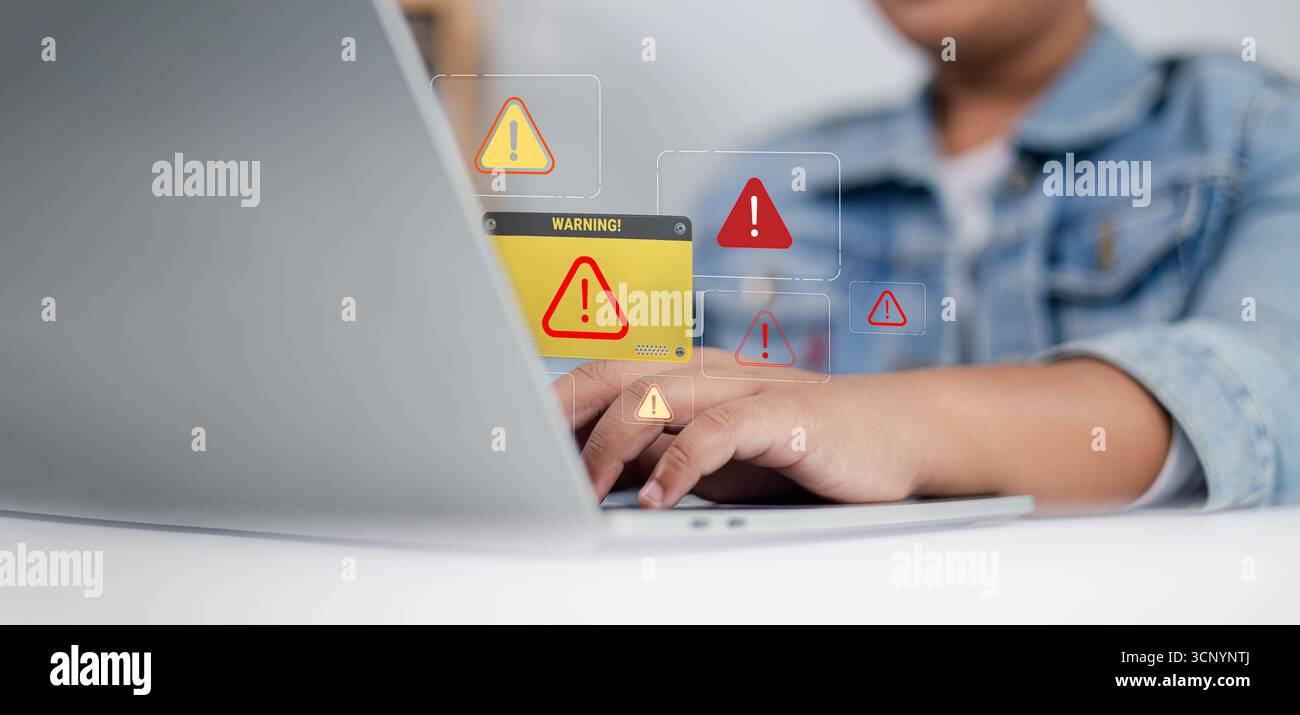 Nahaufnahme einer Person, die einen Laptop verwendet, mit mehreren Warnsymbolen auf dem Bildschirm, Konzept der Cybersicherheit, Malware, Systemfehler, Online-Bedrohung, Datenschutz Stockfoto