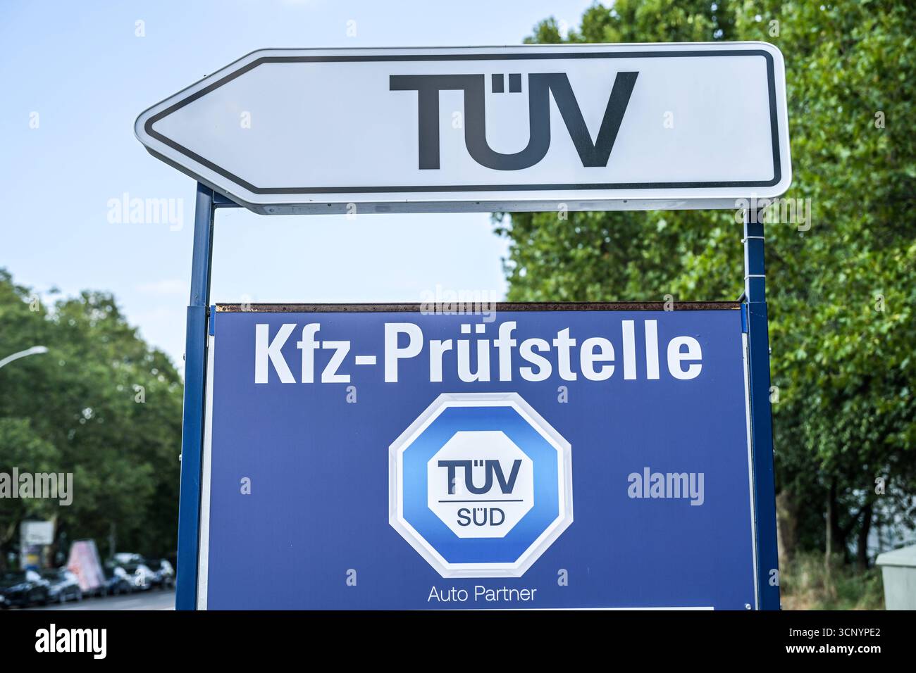 TÜV KFZ-Prüfstelle, Storkower Straße, Prenzlauer Berg, Pankow, Berlin, Deutschland *** TÜV KFZ Prüfzentrum, Storkower Straße, Prenzlauer Berg, Pankow, Berlin, Deutschland Stockfoto