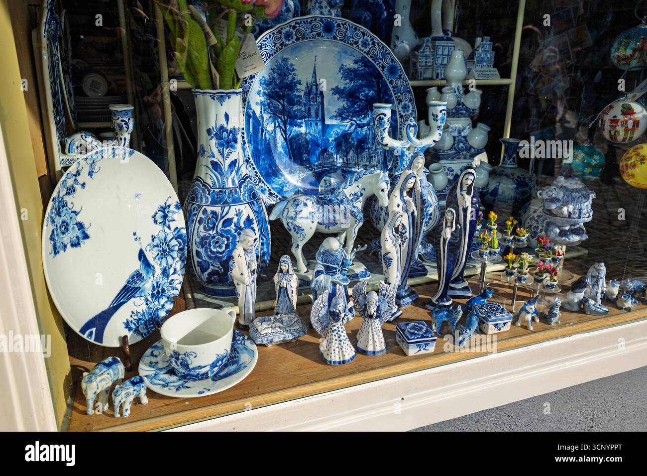 Delft, Niederlande, 26. August 2025. Das berühmte Töpfergeschäft Royal Delft Blue zeigt handgefertigte Töpferwaren im Schaufenster. Weitwinkelansicht Stockfoto