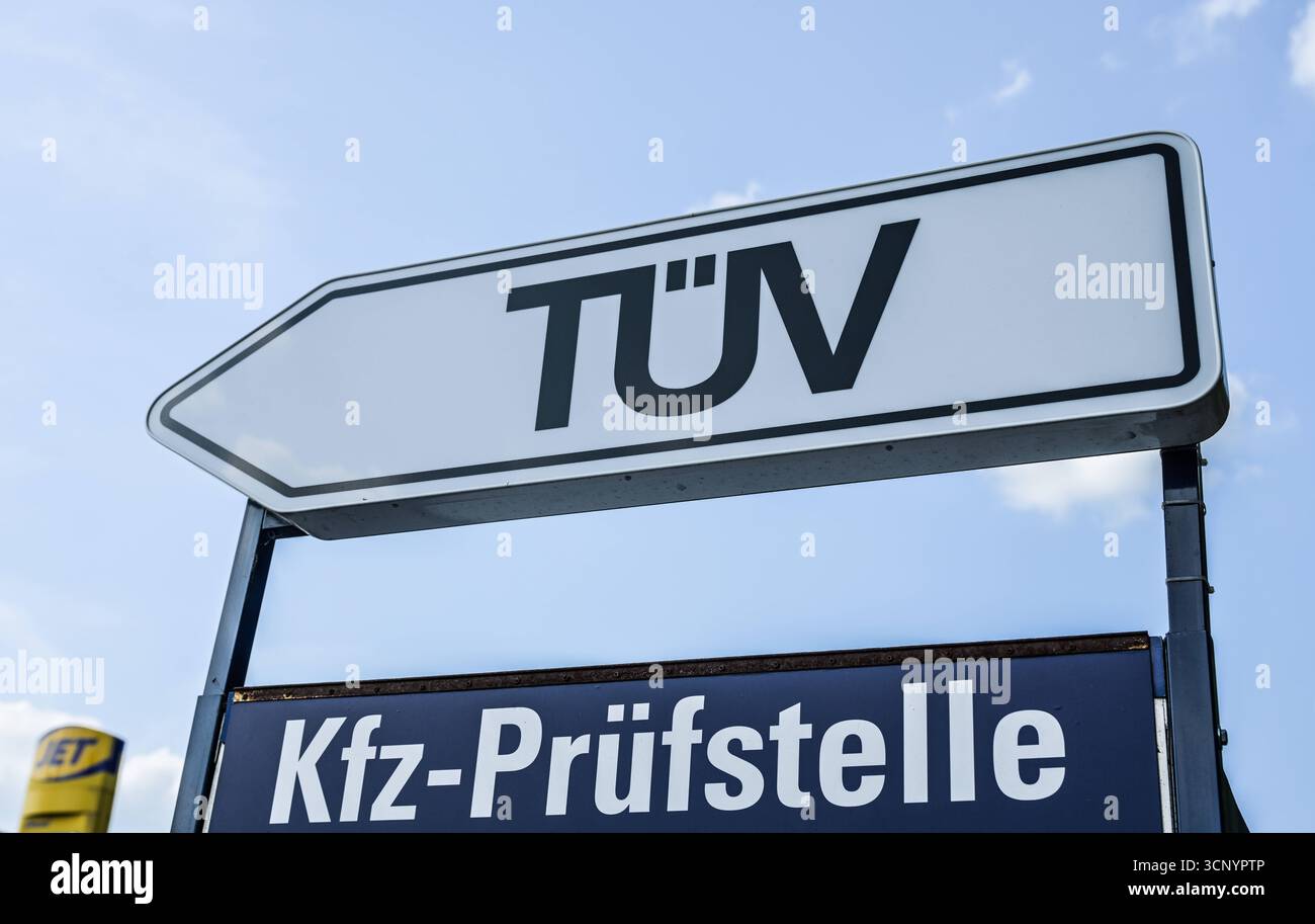 TÜV KFZ-Prüfstelle, Storkower Straße, Prenzlauer Berg, Pankow, Berlin, Deutschland *** TÜV KFZ Prüfzentrum, Storkower Straße, Prenzlauer Berg, Pankow, Berlin, Deutschland Stockfoto