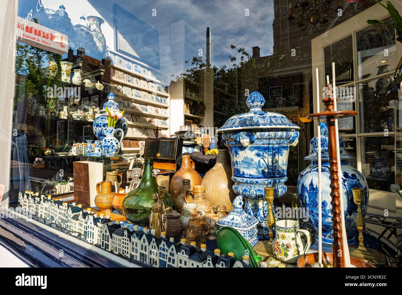 Delft, Niederlande, 26. August 2025. Das berühmte Töpfergeschäft Royal Delft Blue zeigt handgefertigte Töpferwaren im Schaufenster. Weitwinkelansicht Stockfoto