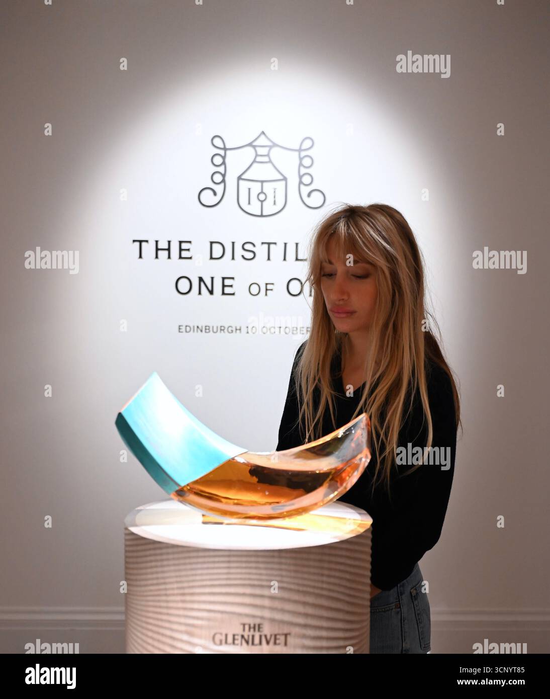 Vorschau von , der dritten Ausgabe der Auktion der Distillers’ One of One die weltweit bedeutendste Auktion von ultra-seltenen Whiskys . Die Auktion Distillers One of One findet am 10. Oktober 2025 ... im Hopetoun House in der Nähe von Edinburgh statt und umfasst 39 einmalige, nie wiederkehrende Lose, die eigens von führenden Scotch Whisky Destillerien erstellt und gespendet wurden Stockfoto