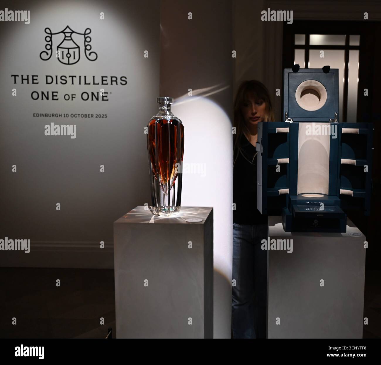 Vorschau von , der dritten Ausgabe der Auktion der Distillers’ One of One die weltweit bedeutendste Auktion von ultra-seltenen Whiskys . Die Auktion Distillers One of One findet am 10. Oktober 2025 ... im Hopetoun House in der Nähe von Edinburgh statt und umfasst 39 einmalige, nie wiederkehrende Lose, die eigens von führenden Scotch Whisky Destillerien erstellt und gespendet wurden Stockfoto