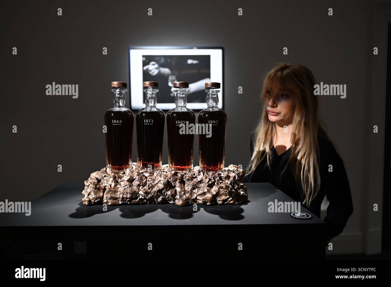 Vorschau von , der dritten Ausgabe der Auktion der Distillers’ One of One die weltweit bedeutendste Auktion von ultra-seltenen Whiskys . Die Auktion Distillers One of One findet am 10. Oktober 2025 ... im Hopetoun House in der Nähe von Edinburgh statt und umfasst 39 einmalige, nie wiederkehrende Lose, die eigens von führenden Scotch Whisky Destillerien erstellt und gespendet wurden Stockfoto