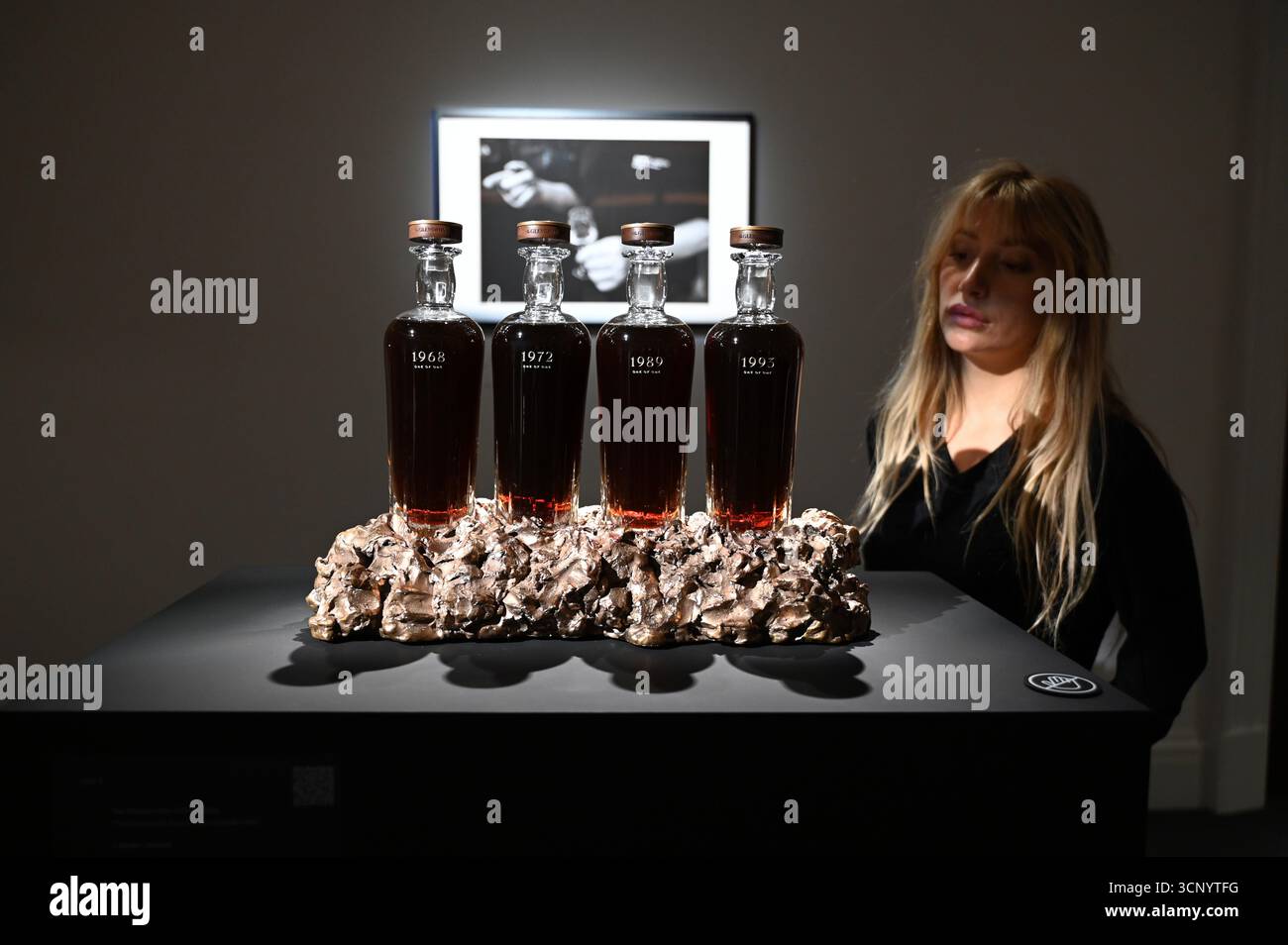 Vorschau von , der dritten Ausgabe der Auktion der Distillers’ One of One die weltweit bedeutendste Auktion von ultra-seltenen Whiskys . Die Auktion Distillers One of One findet am 10. Oktober 2025 ... im Hopetoun House in der Nähe von Edinburgh statt und umfasst 39 einmalige, nie wiederkehrende Lose, die eigens von führenden Scotch Whisky Destillerien erstellt und gespendet wurden Stockfoto