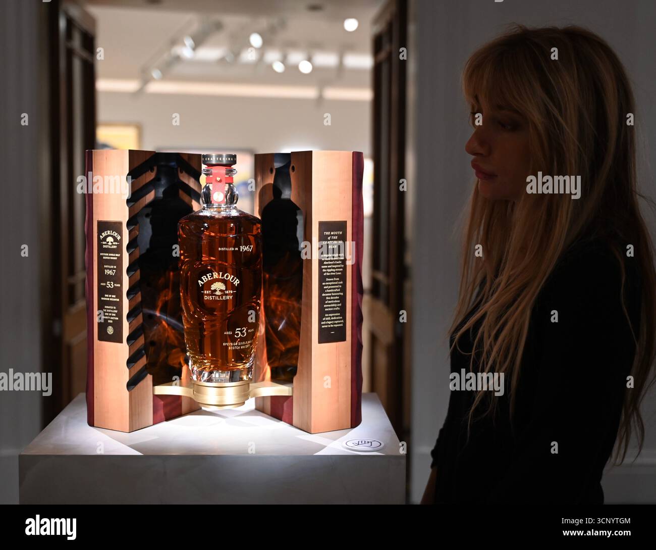 Vorschau von , der dritten Ausgabe der Auktion der Distillers’ One of One die weltweit bedeutendste Auktion von ultra-seltenen Whiskys . Die Auktion Distillers One of One findet am 10. Oktober 2025 ... im Hopetoun House in der Nähe von Edinburgh statt und umfasst 39 einmalige, nie wiederkehrende Lose, die eigens von führenden Scotch Whisky Destillerien erstellt und gespendet wurden Stockfoto