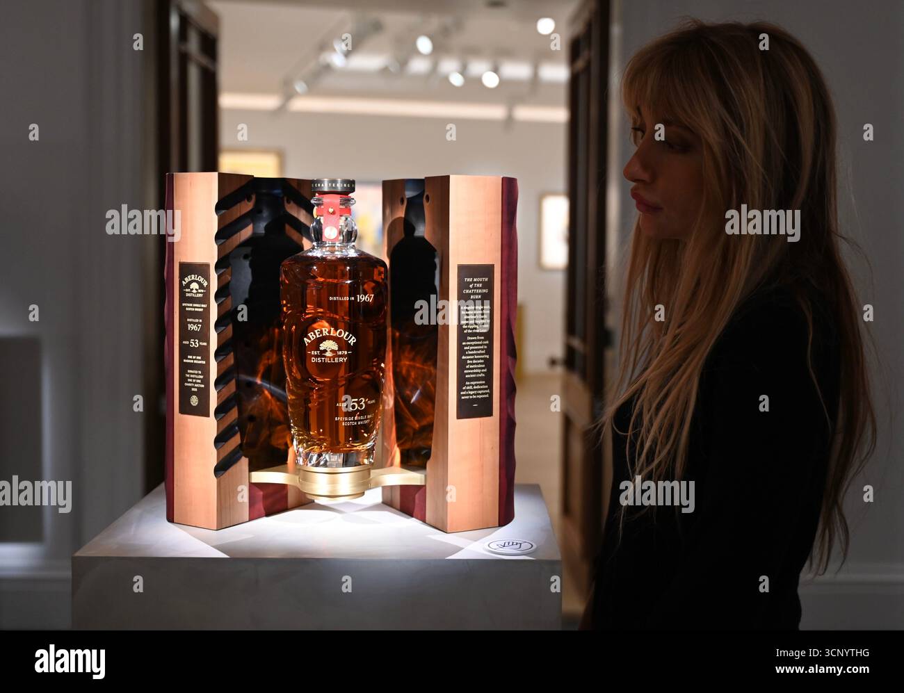 Vorschau von , der dritten Ausgabe der Auktion der Distillers’ One of One die weltweit bedeutendste Auktion von ultra-seltenen Whiskys . Die Auktion Distillers One of One findet am 10. Oktober 2025 ... im Hopetoun House in der Nähe von Edinburgh statt und umfasst 39 einmalige, nie wiederkehrende Lose, die eigens von führenden Scotch Whisky Destillerien erstellt und gespendet wurden Stockfoto
