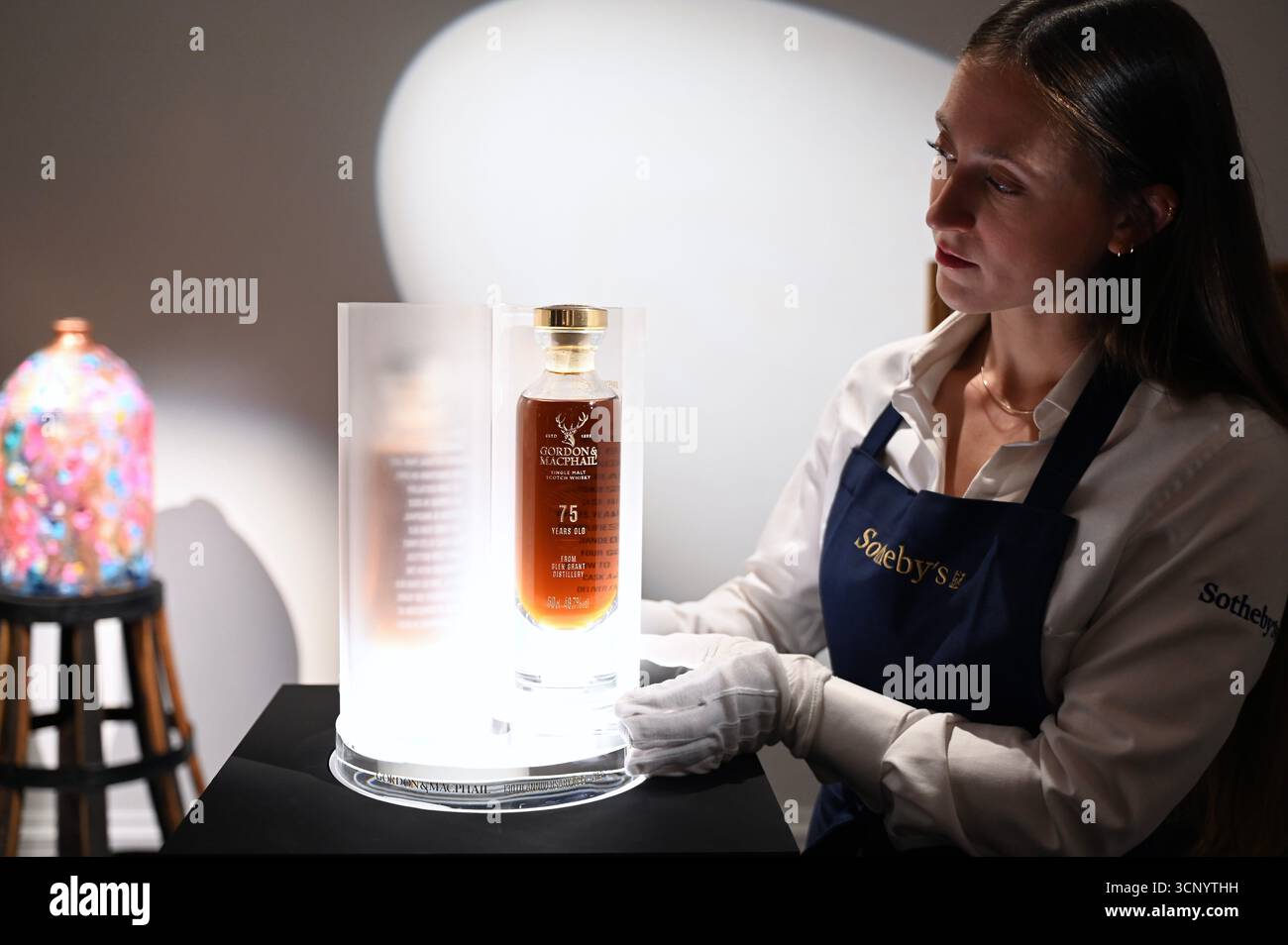 Vorschau von , der dritten Ausgabe der Auktion der Distillers’ One of One die weltweit bedeutendste Auktion von ultra-seltenen Whiskys . Die Auktion Distillers One of One findet am 10. Oktober 2025 ... im Hopetoun House in der Nähe von Edinburgh statt und umfasst 39 einmalige, nie wiederkehrende Lose, die eigens von führenden Scotch Whisky Destillerien erstellt und gespendet wurden Stockfoto