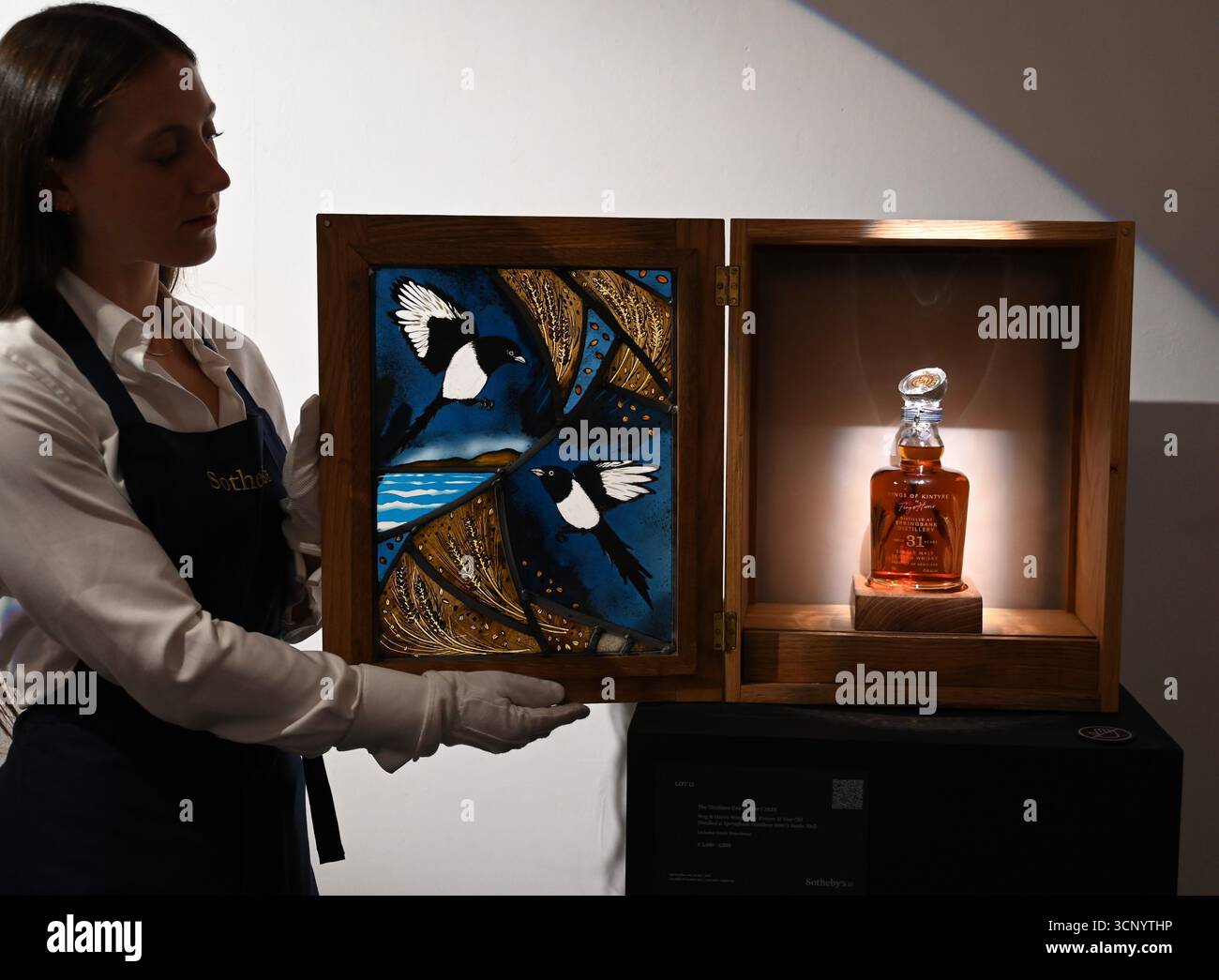 Vorschau von , der dritten Ausgabe der Auktion der Distillers’ One of One die weltweit bedeutendste Auktion von ultra-seltenen Whiskys . Die Auktion Distillers One of One findet am 10. Oktober 2025 ... im Hopetoun House in der Nähe von Edinburgh statt und umfasst 39 einmalige, nie wiederkehrende Lose, die eigens von führenden Scotch Whisky Destillerien erstellt und gespendet wurden Stockfoto